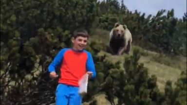 Дете запазва изключително хладнокръвие при среща с мечка в гората (видео)