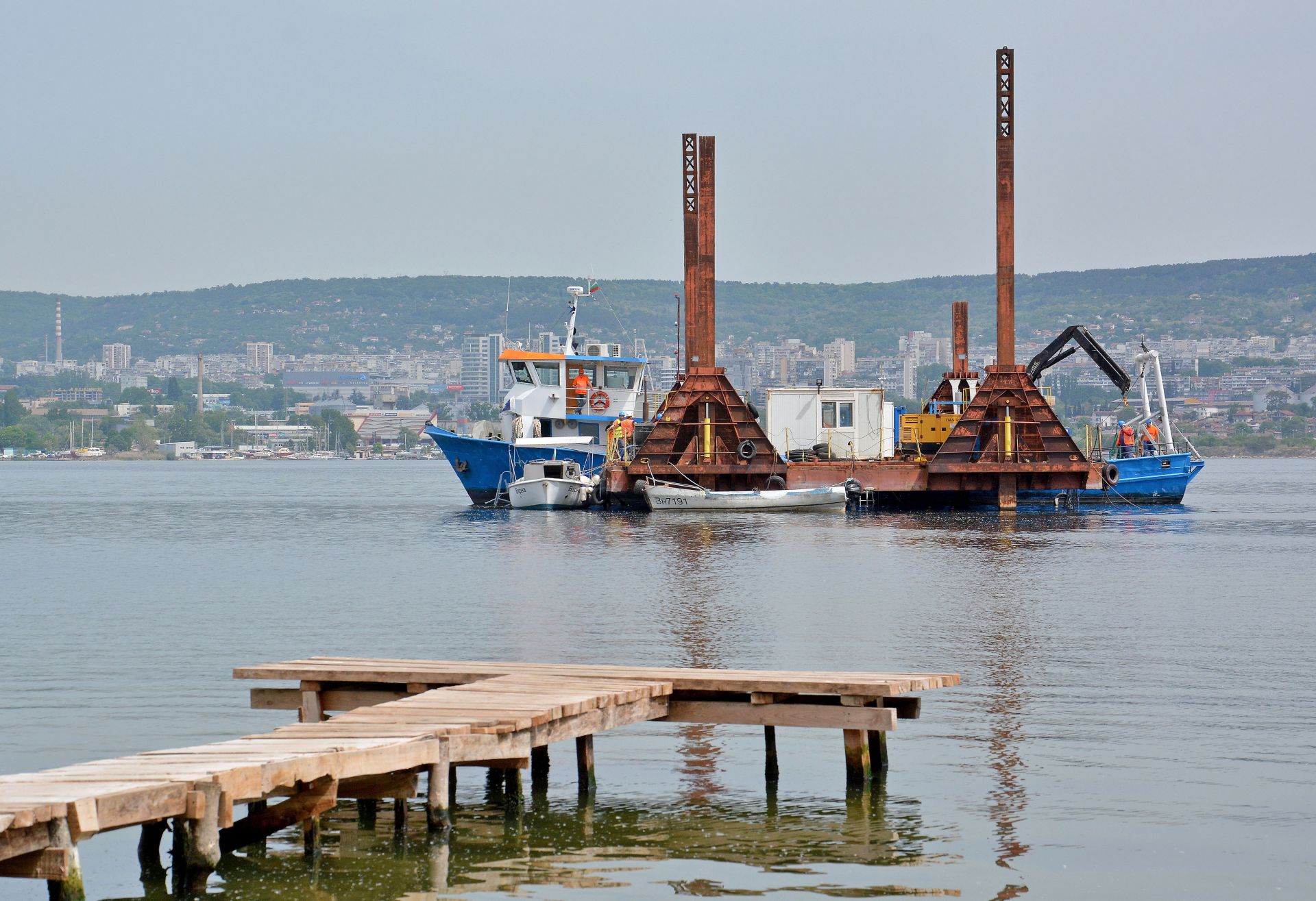 Ремонтират скъсания тръбопровод за отпадни води във Варненското езеро