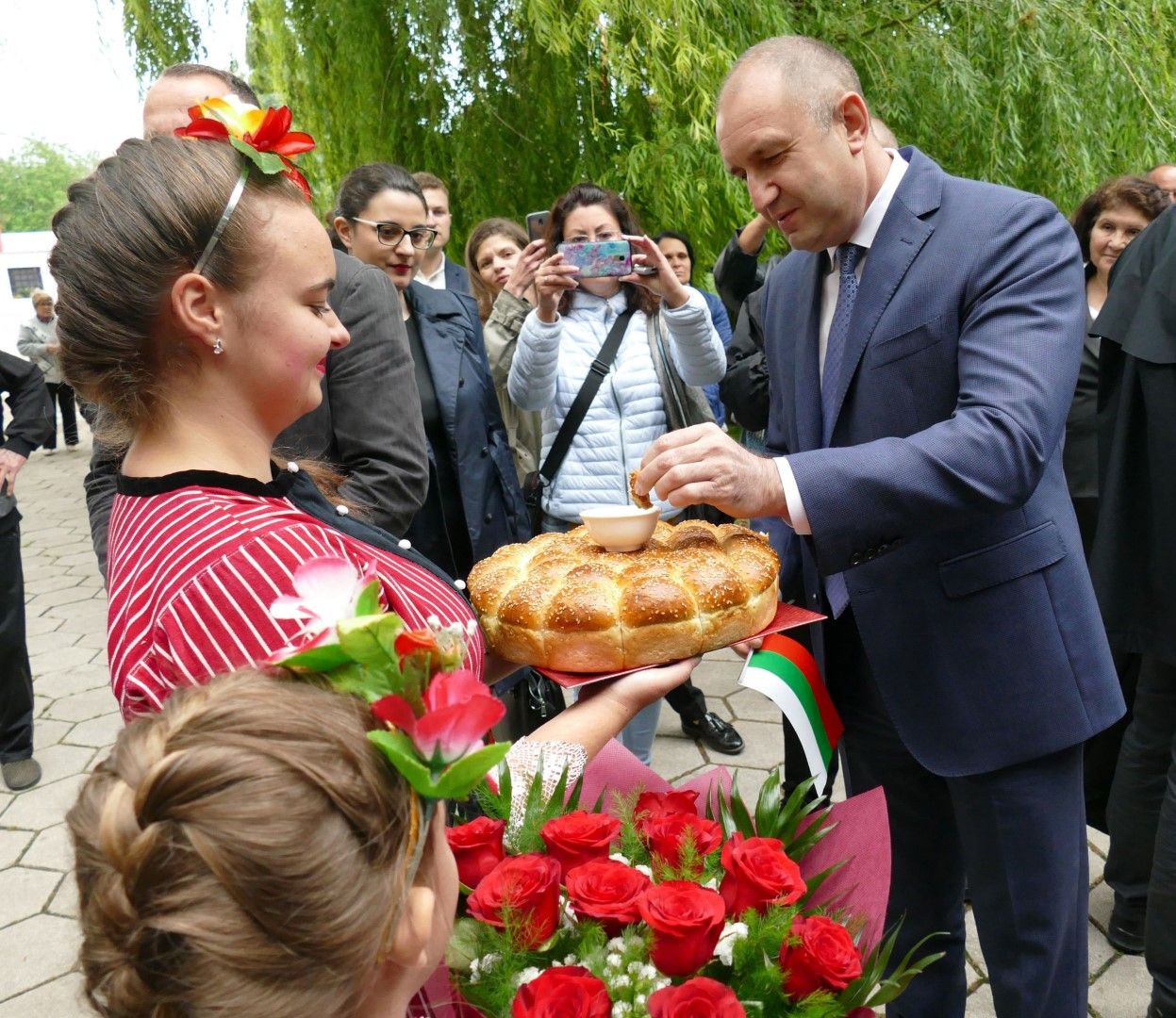 Държавният глава Румен Радев посети Института по растителни и генетични ресурси "Константин Малков", където разговаря с ръководството и се запозна с процеса по съхраняване на семена и лабораториите на института