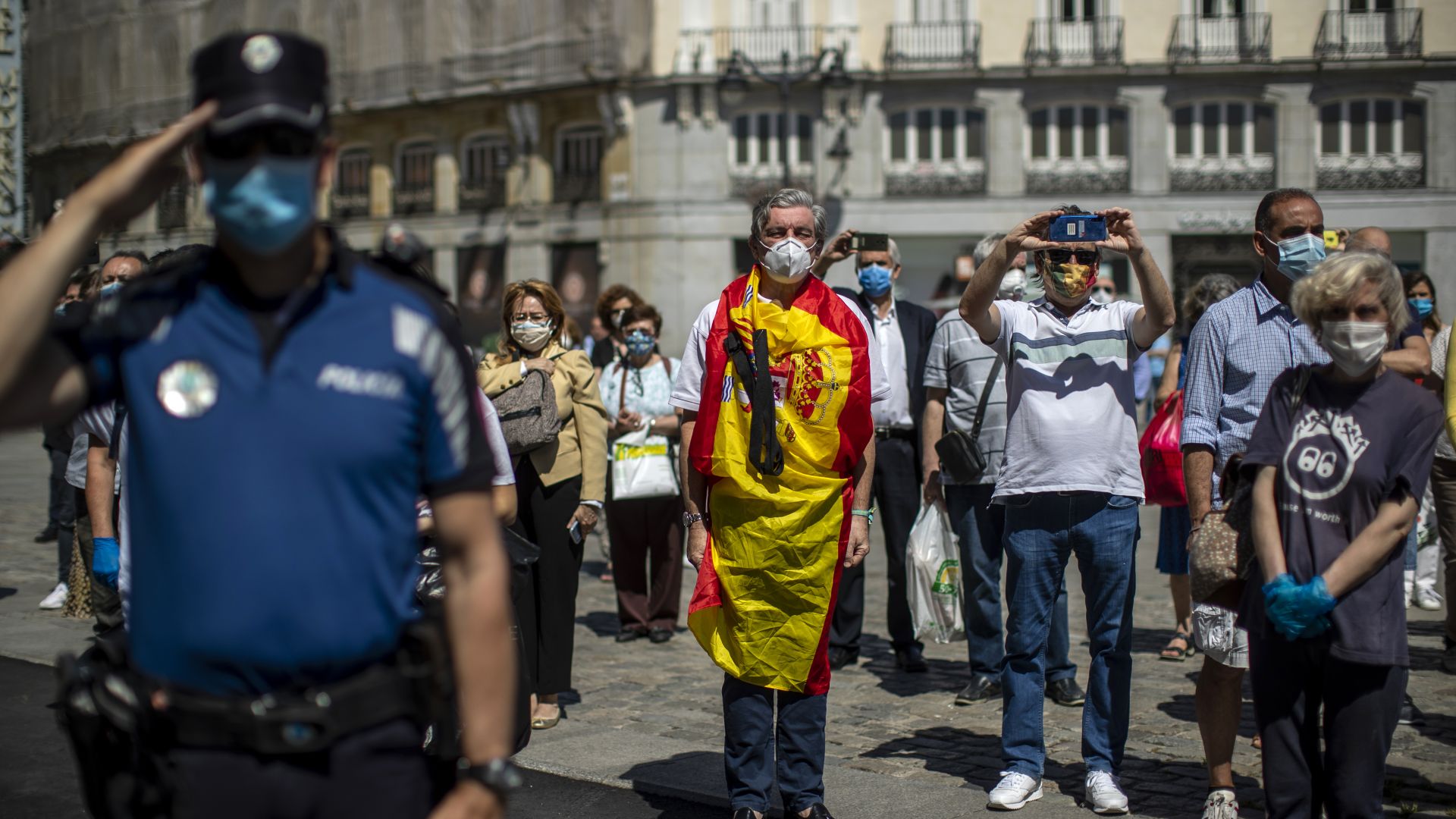 Националните флагове на над 14 хиляди обществени сгради в Испания