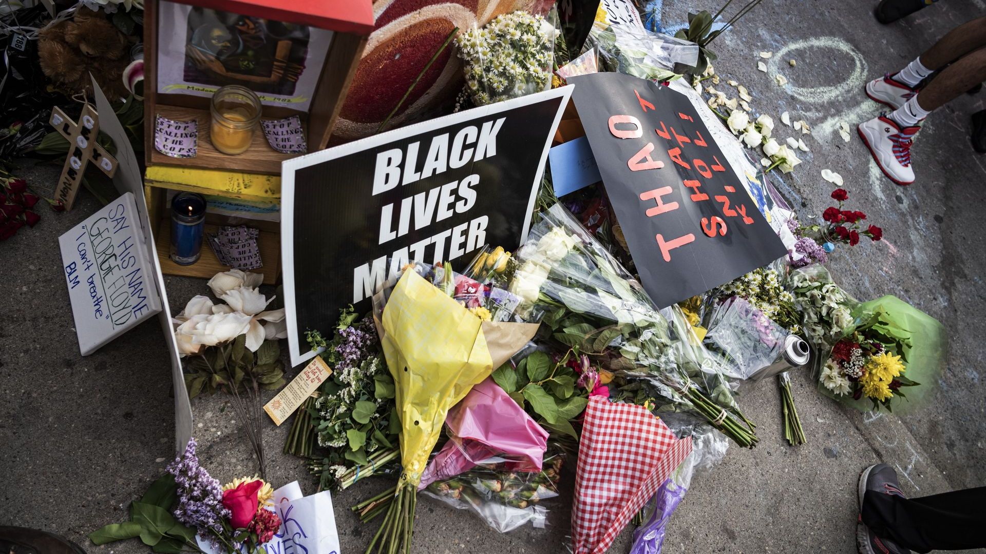 Стотици гневни граждани наобиколиха полицейски участък в Минеаполис за да