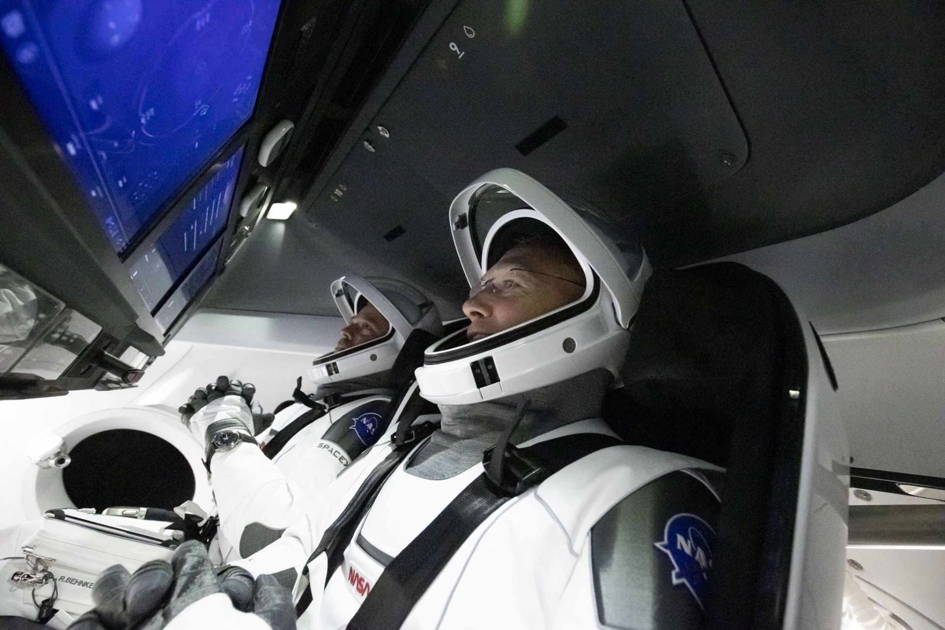 Астронавтите Дъглас Хърли и Робърт Бенкен в космическия кораб и минути преди отлагането на старта 