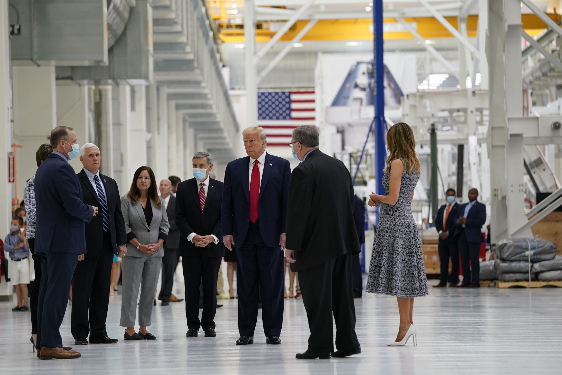 Президентът на САЩ бе на площадката за историческия старт заедно с жена си Мелания и своя вицепрезидент Майк Пенс