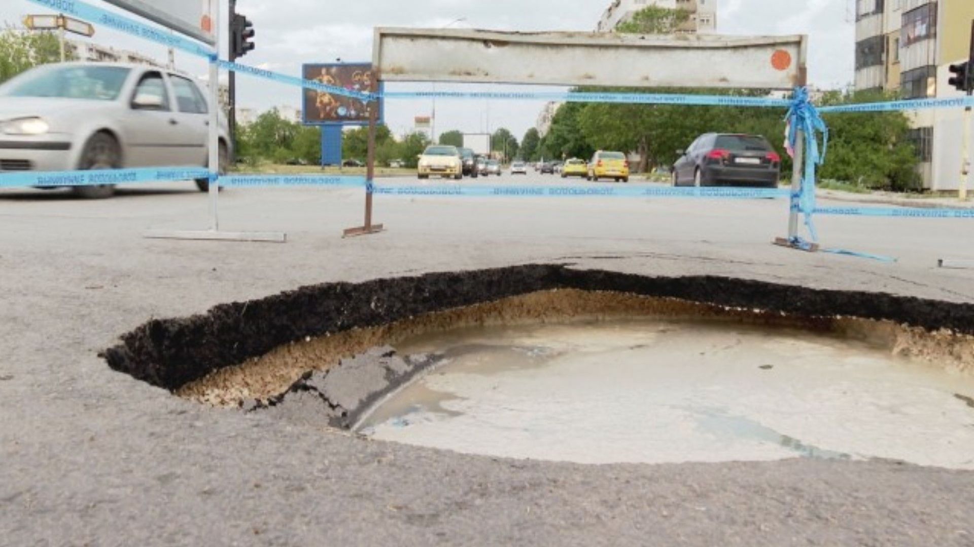 Огромна дупка се отвори на оживено кръстовище във Варна вчера