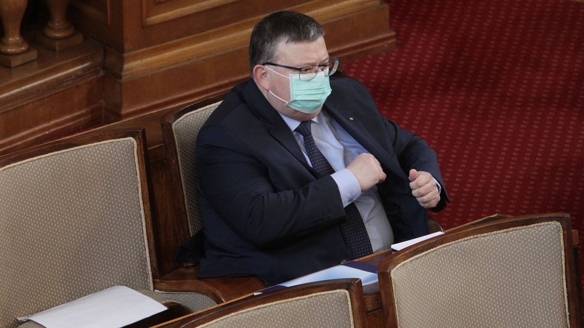 Парламентът прие доклада на КПКОНПИ след спор между БСП и Сотир Цацаров