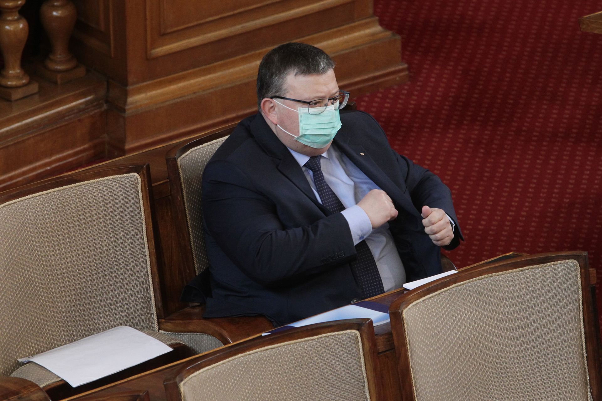 Бившият главен прокурор Сотир Цацаров, който сега оглавява комисията, дойде в НС с маска
