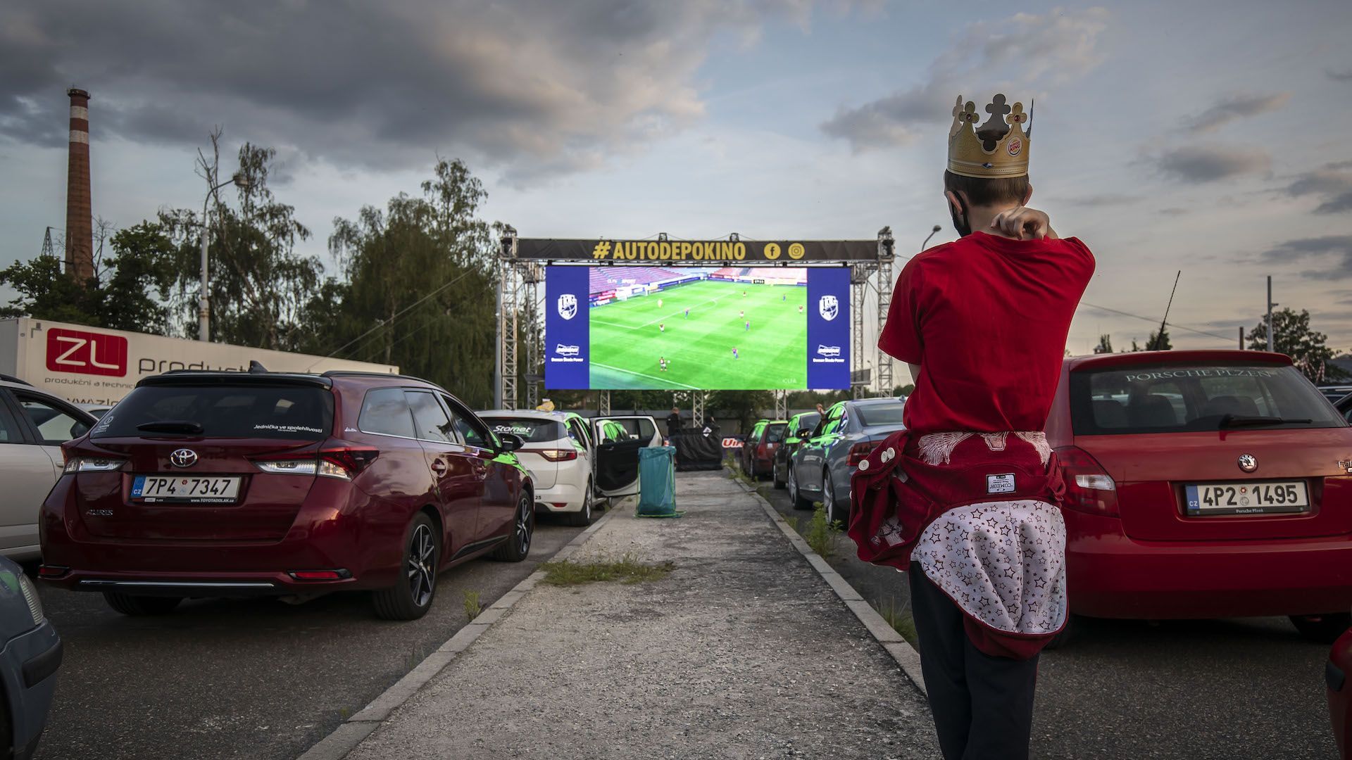 В Чехия отново има футбол: Паркинг вместо стадион и екран за терен