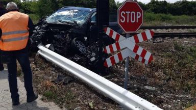 Жена е пострадала след пътно произшествие на неохраняем железопътен прелез