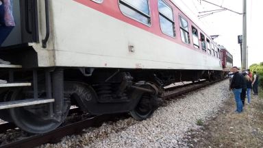 Пътнически влак удари кола на жп прелез