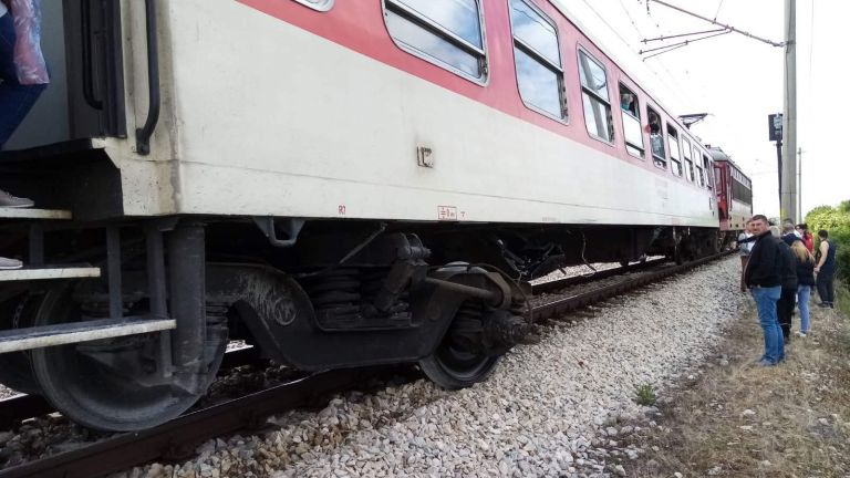 Пътнически влак, пътуващ в посока към Горна Оряховица е блъснал