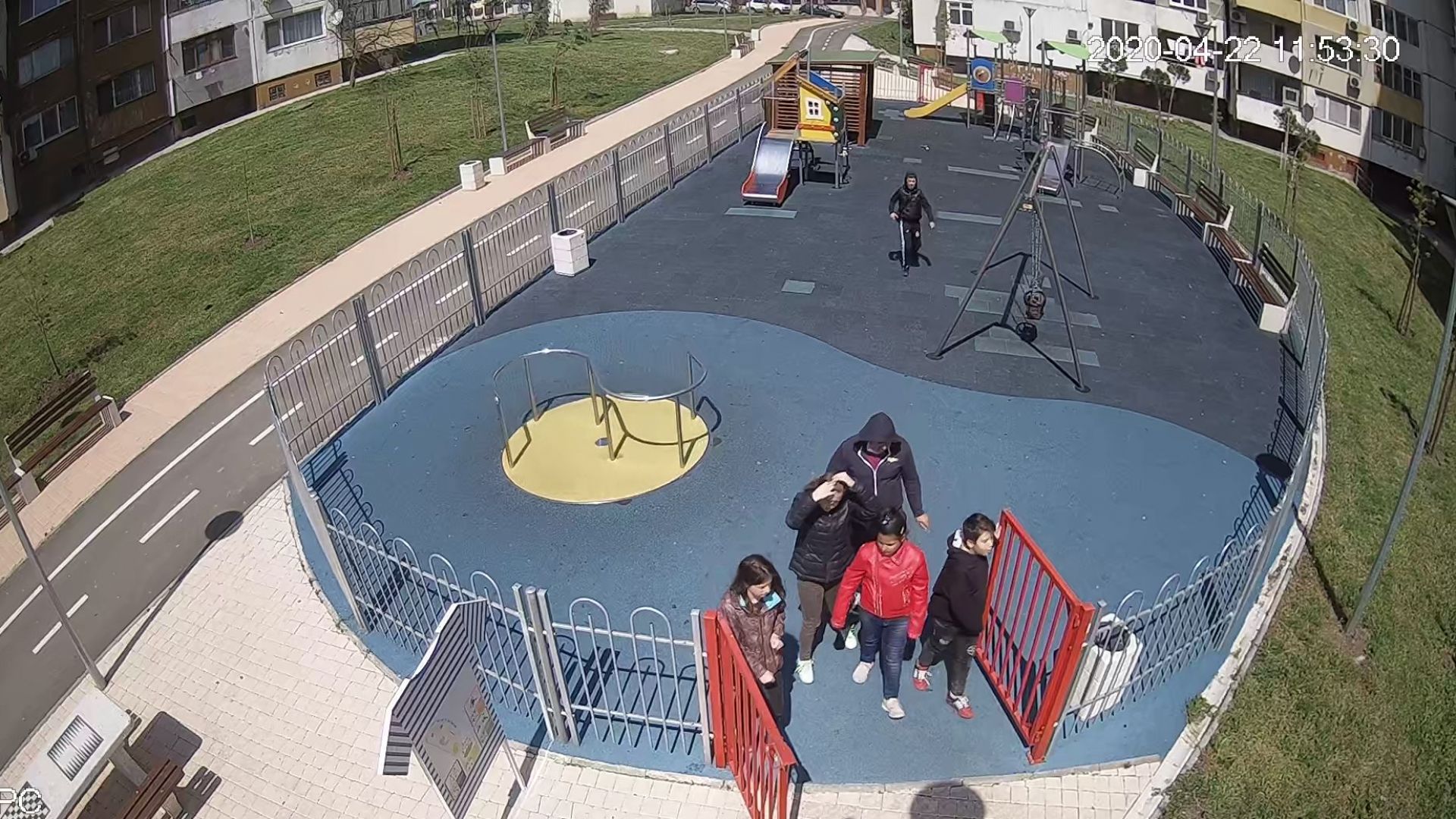 Младежи разбиха съоръжения на новоизградена детска площадка в комплекс Меден