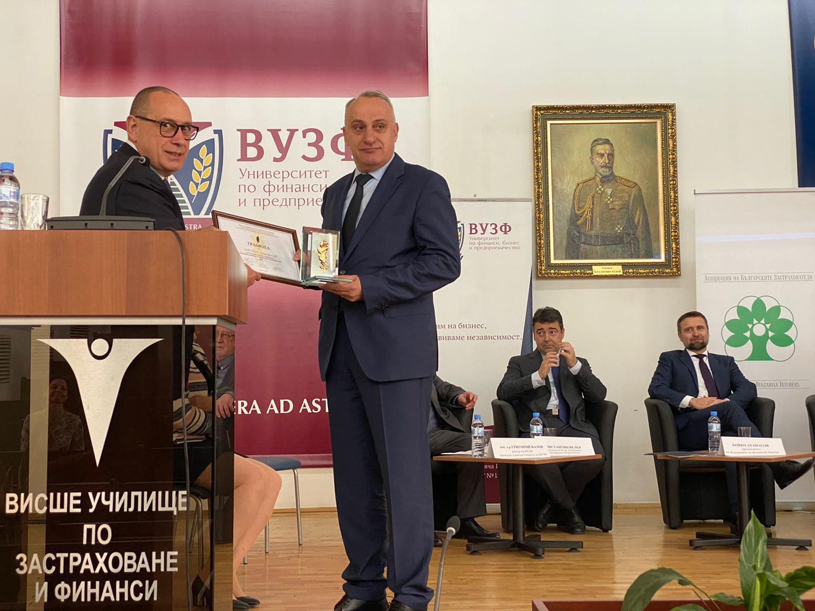 Благодаря на цялата застрахователна общност за това голямо отличие, заяви доц. д-р Александър Личев (вдясно), изпълнителен директор на  ЗАД „ОЗК-Застраховане“ АД по време на церемонията 