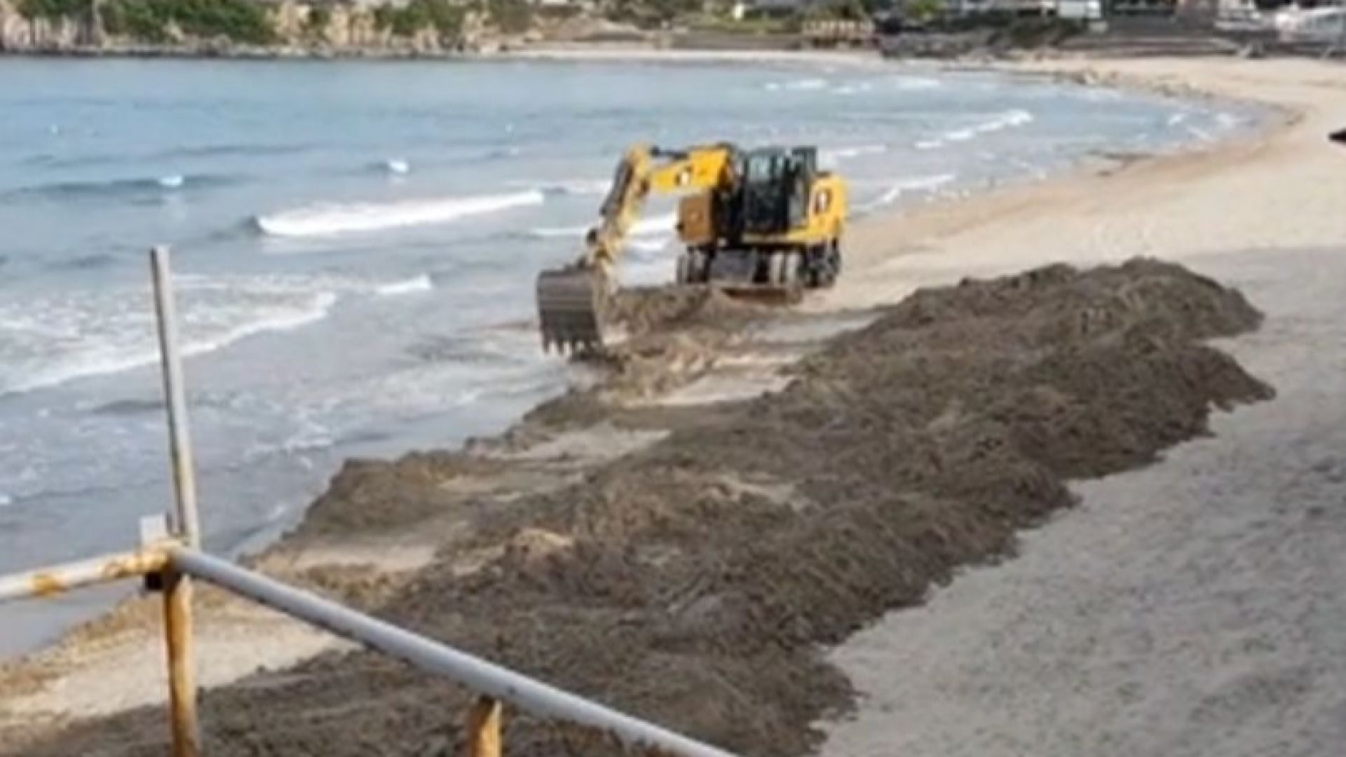 Сигнал за багер на пясъка на плажа в Созопол са