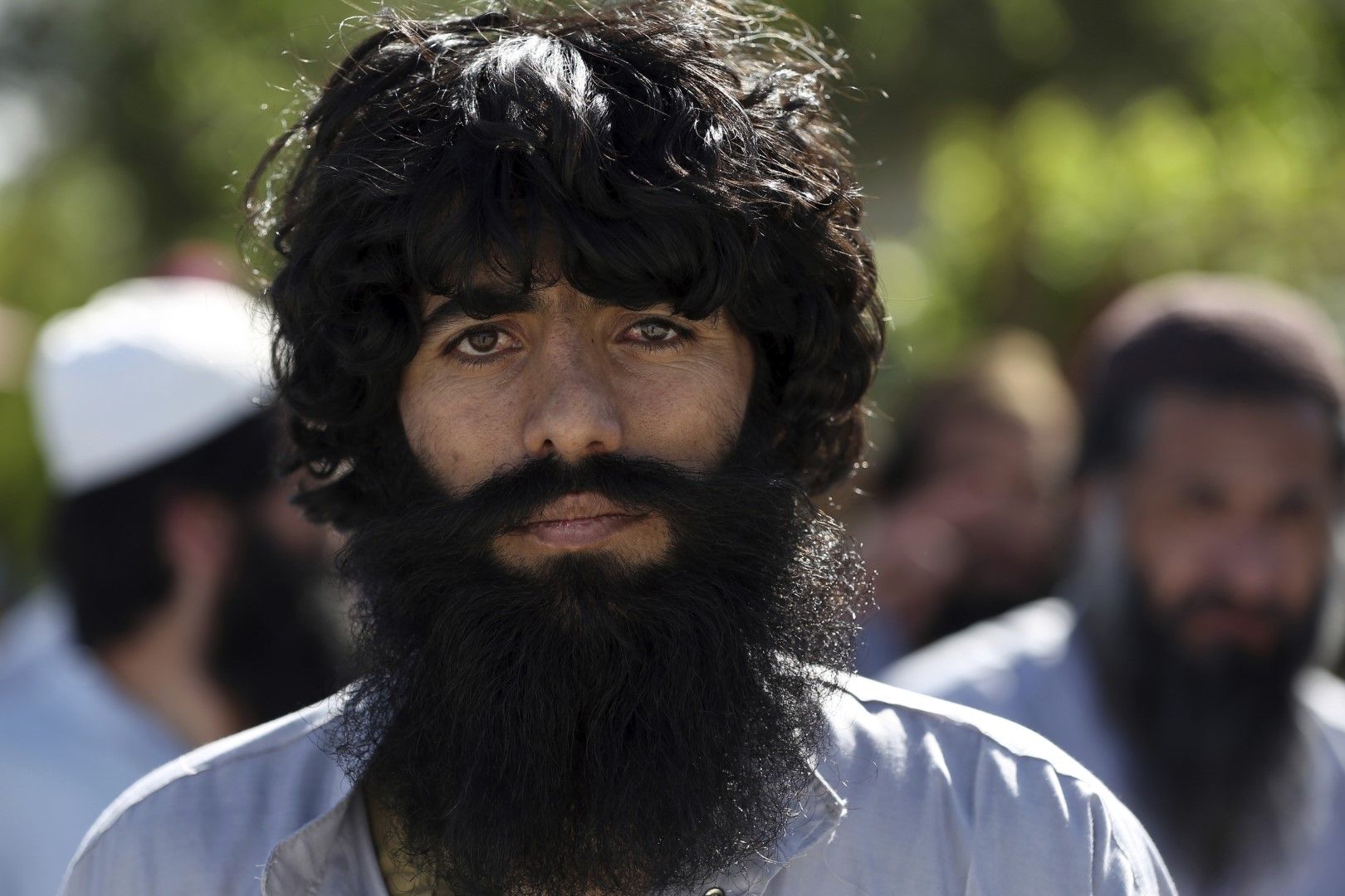 Затворник, освободен от затвора Баграм в Парван, провинция Кабул,след като правителството на Афганистан реши да освободи радикалисти талибани, 26 май