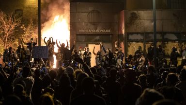 Екип на Ройтерс сред ранените в Минеаполис, при протестите в Индианаполис загина човек