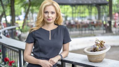 Със сълзи на очи и букет от рози Аделина Радева напусна NOVA