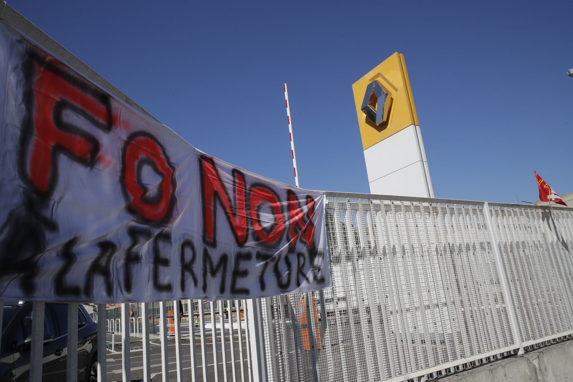 На оградата на завода на Renault край Париж, виси профсъюзен банер с надпис „Не за затварянето“