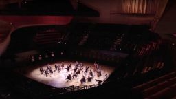 Цигуларят Рено Капюсон изнесе концерт в празната зала на Парижката филхармония