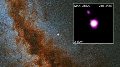 Телескопът "Чандра" засне изхвърляне на снопове материя от черна дупка