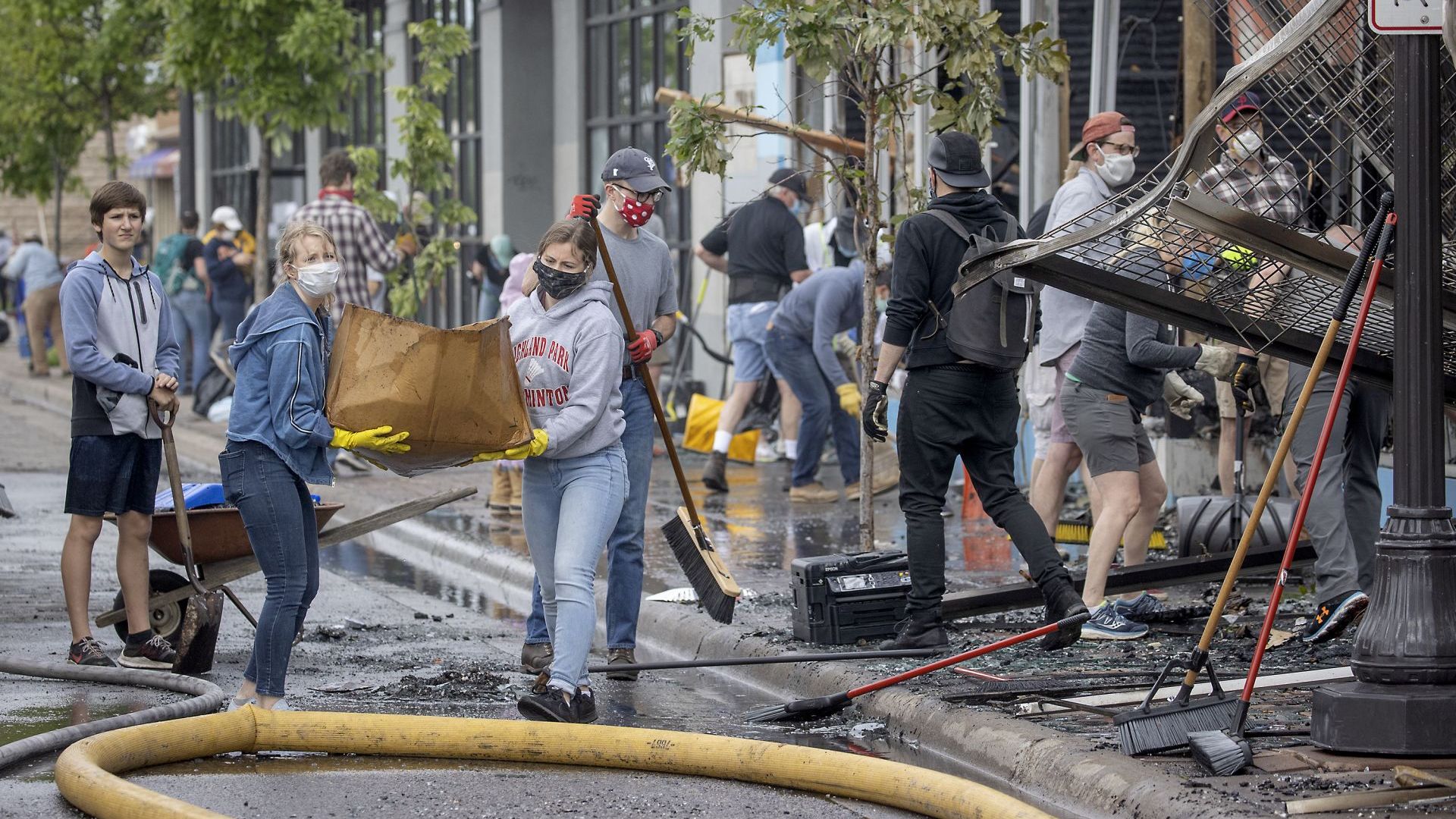 В САЩ бе арестуван полицаят притиснал към земята починалия при