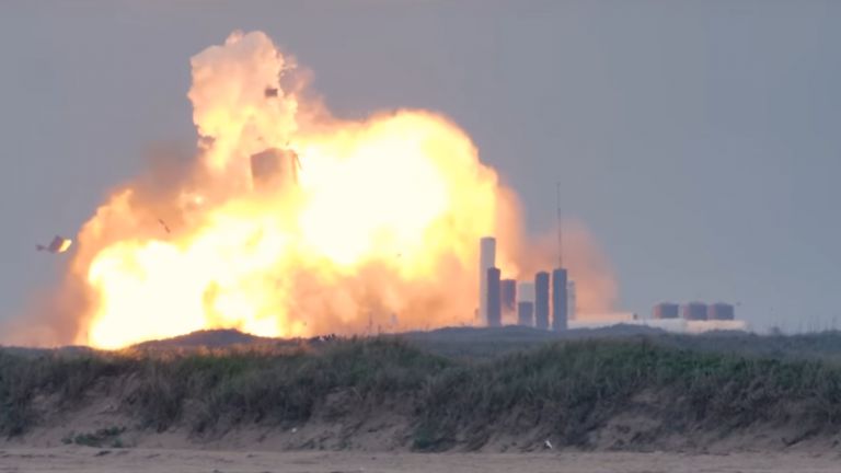 Ракета на "Спейс Екс" експлодира по време на тест в Тексас 