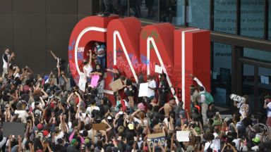 Протестите в САЩ: Атакуваха централа на CNN, извънредно положение в Джорджия