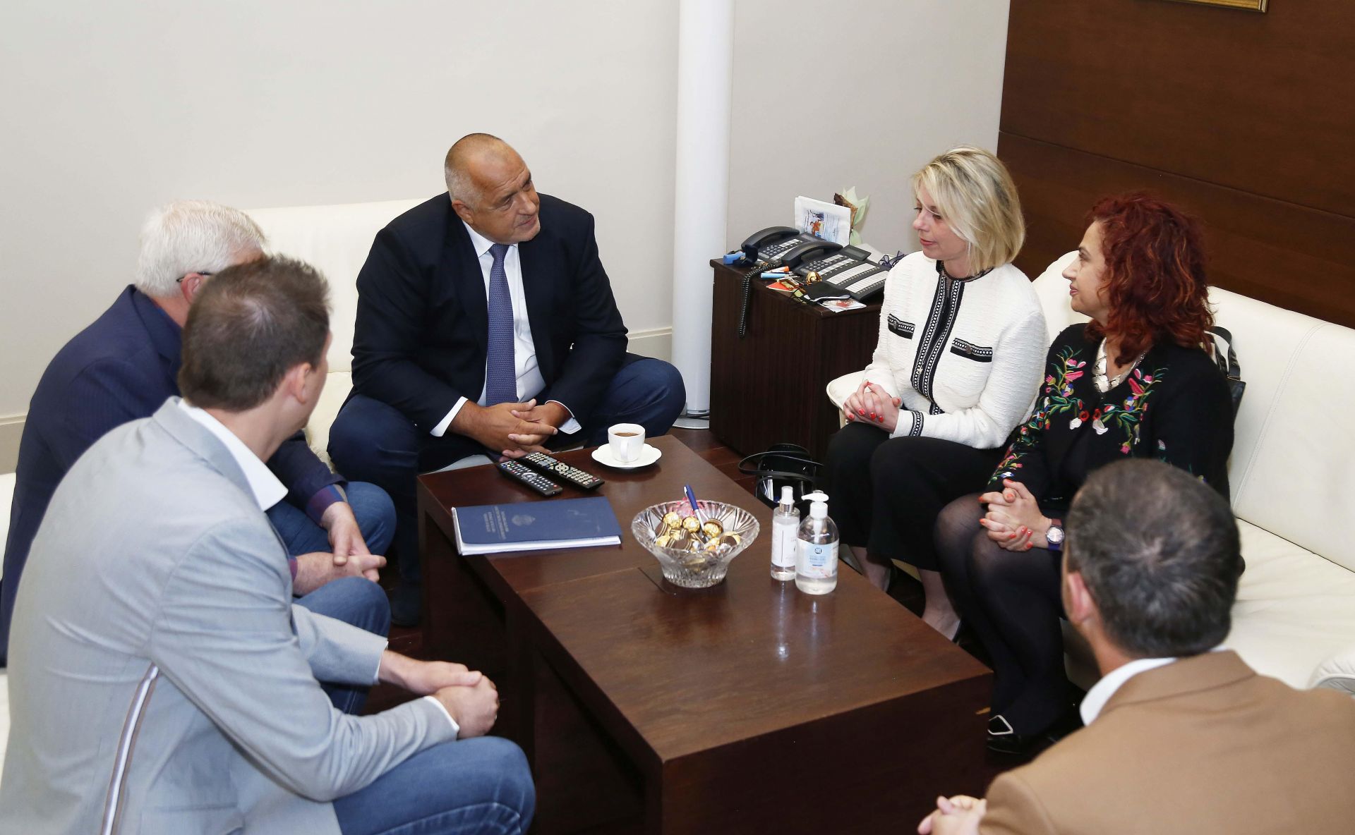 Премиерът Бойко Борисов се срещна с представители на Българското конгресно бюро. В срещата участваха също министърът на здравеопазването Кирил Ананиев и проф. Тодор Кантарджиев от Националния оперативен щаб