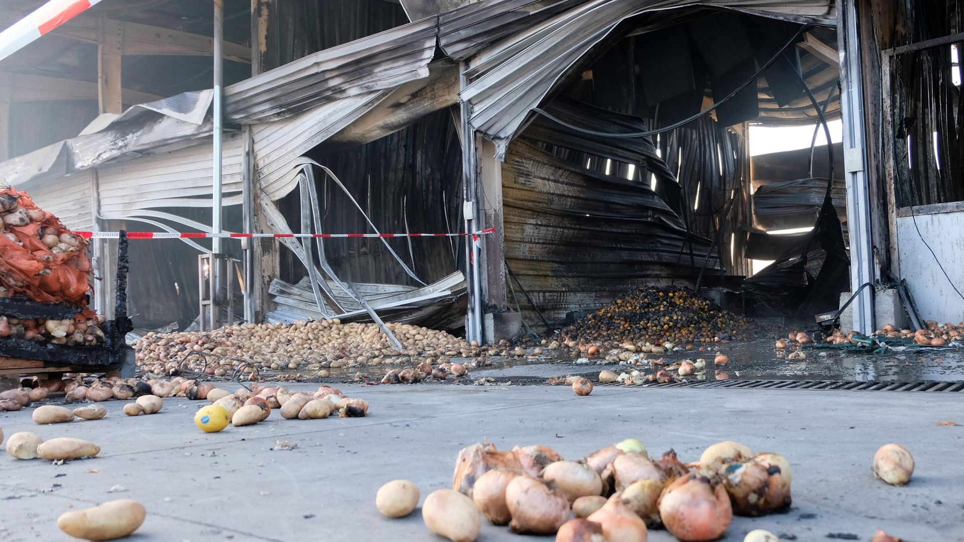 Огнеборците предотвратили голяма трагедия при пожара на зеленчуковата борса (снимки)