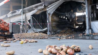 Умишлен палеж е основната версия за пожара на зеленчуковата борса в Кърналово