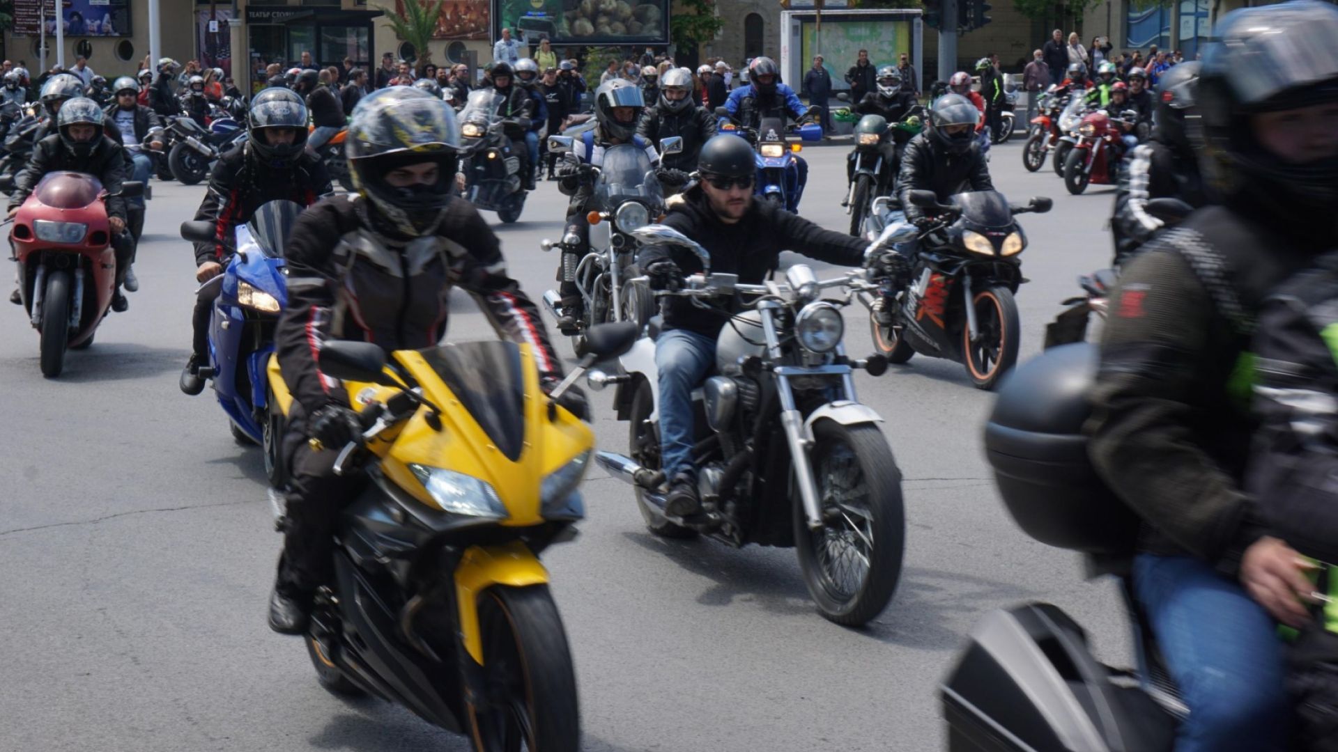 Мощен рев на мотори оглуши варненци днес след като над