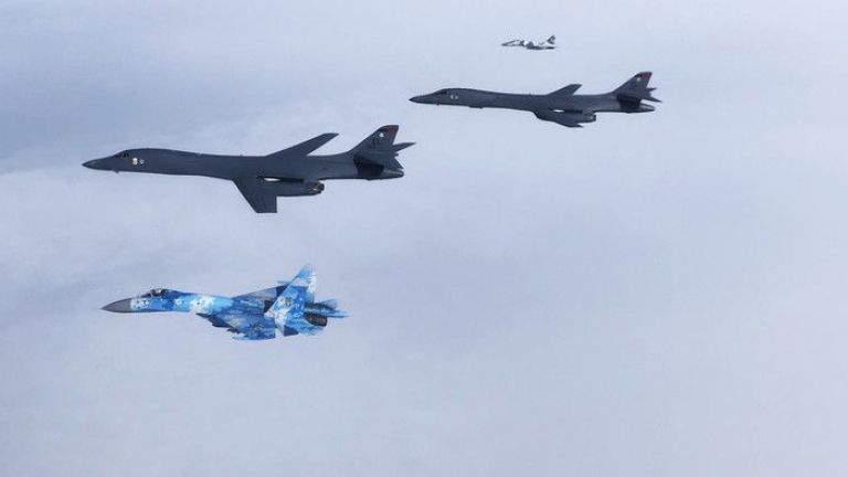 Стратегически US бомбардировачи прелетяха над Европа (видео+снимки)
