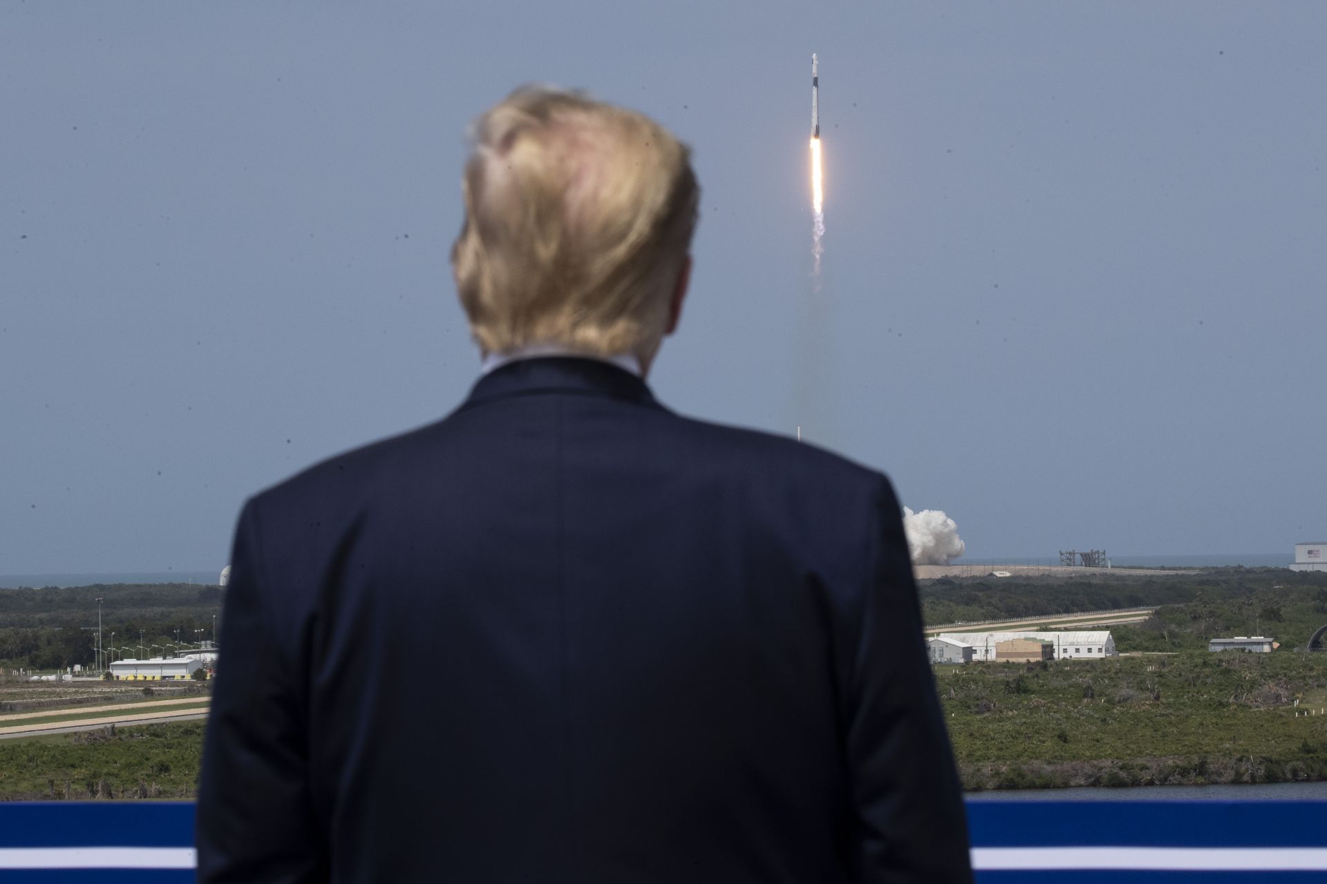 Тръмп гледа полета на първия пилотиран "Дракон"