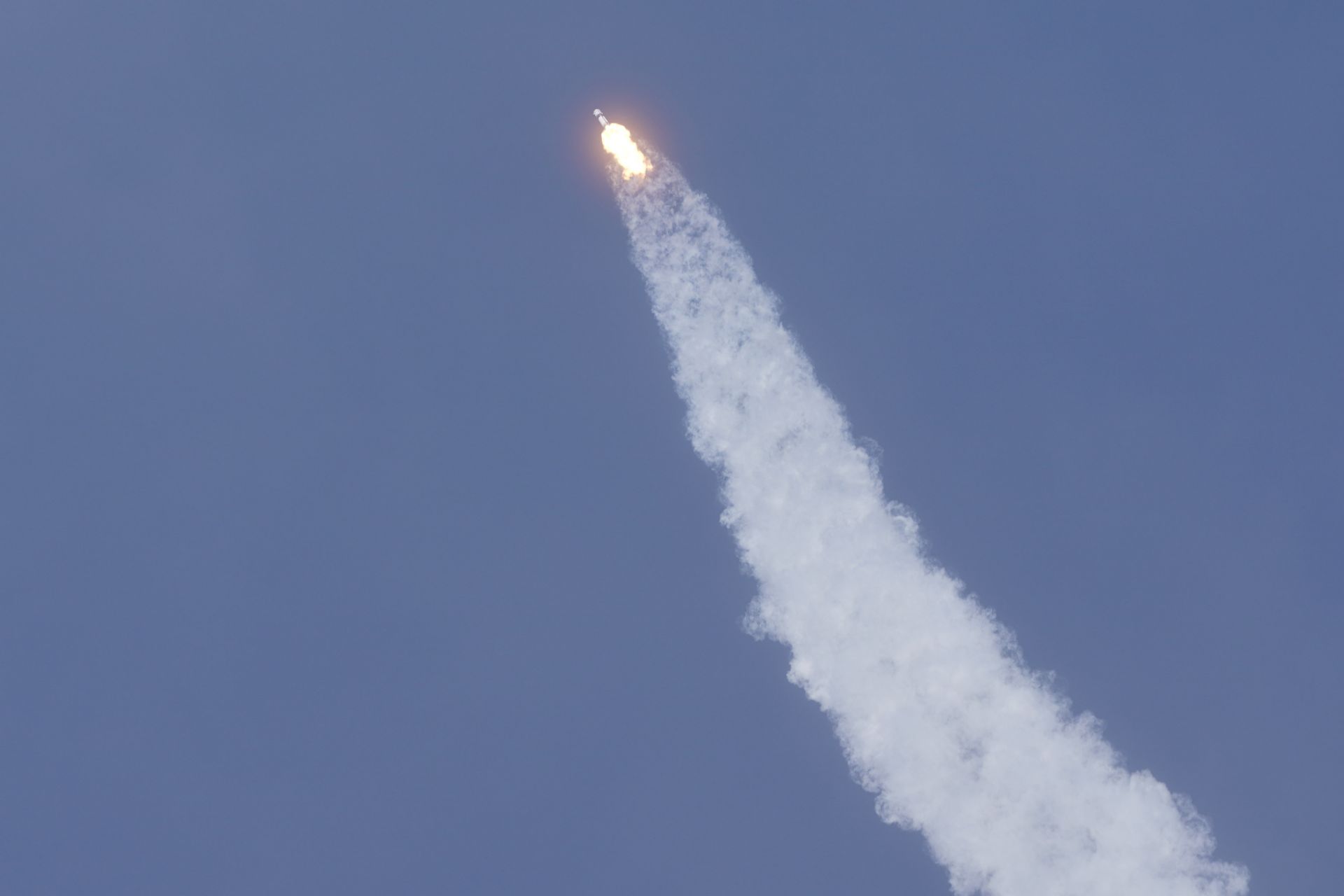 Falcon-9 с космическия кораб Crew Dragon