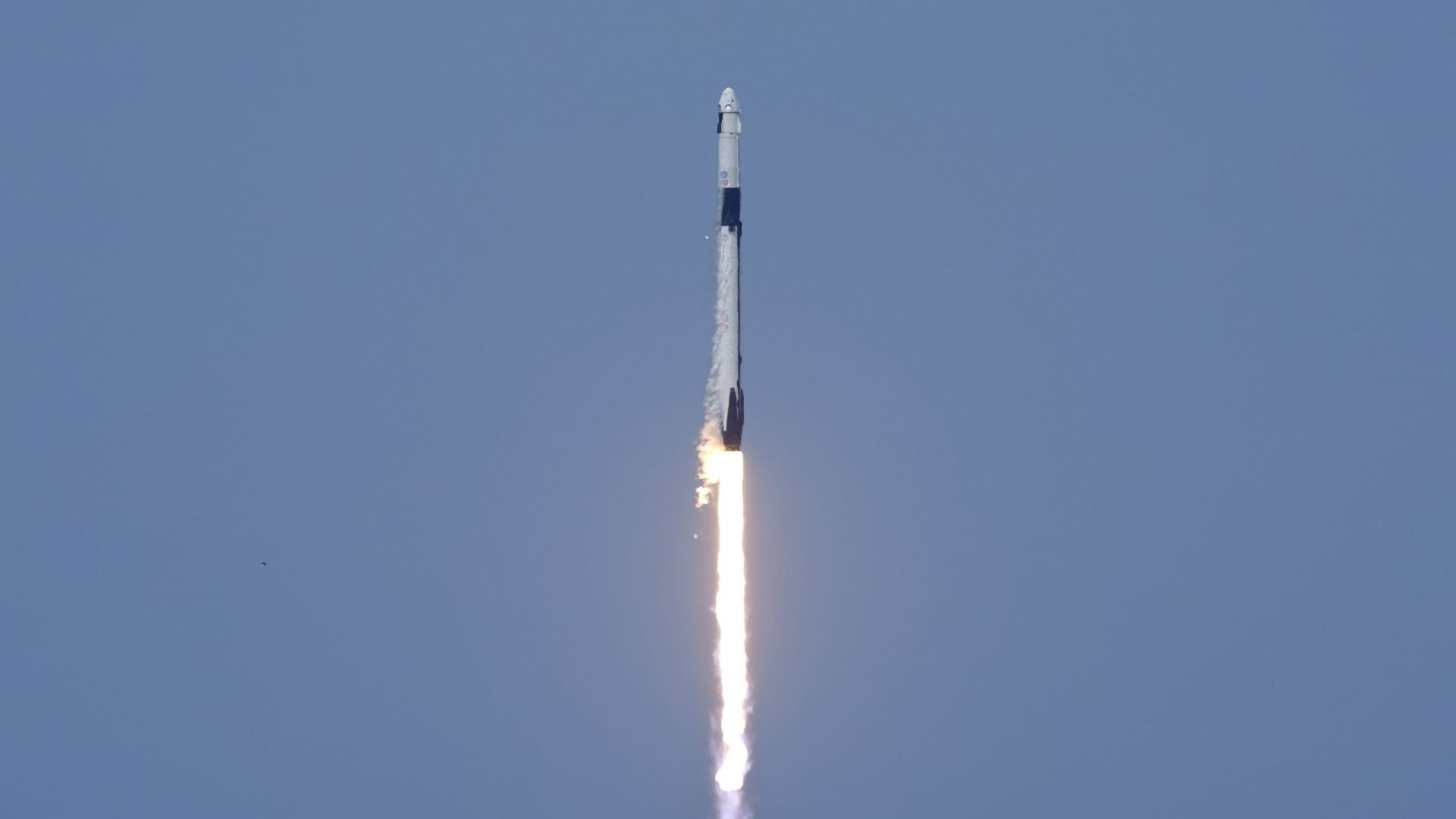 SpaceX прати снабдителна мисия до МКС