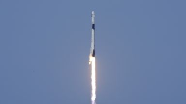 SpaceX прати снабдителна мисия до МКС