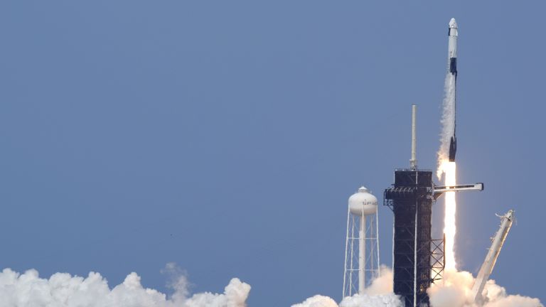 SpaceX получи поръчки за извеждането на над 100 сателита в космоса
