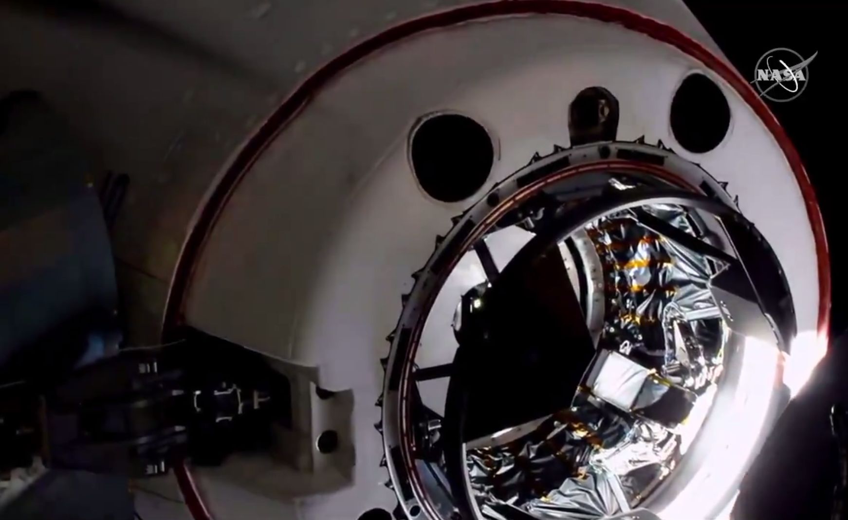 Капсулата на Спейс Екс с двама американски астронавти на борда се скачи с МКС