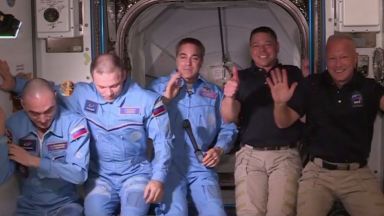 Екипажът на "Дракон" влезе в МКС след успешно скачане на капсулата (видео)
