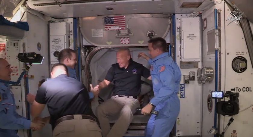 Астронавтите Дъг Хърли и Робърт Бенкен бяха посрещнати от екипажа на експедиция 63