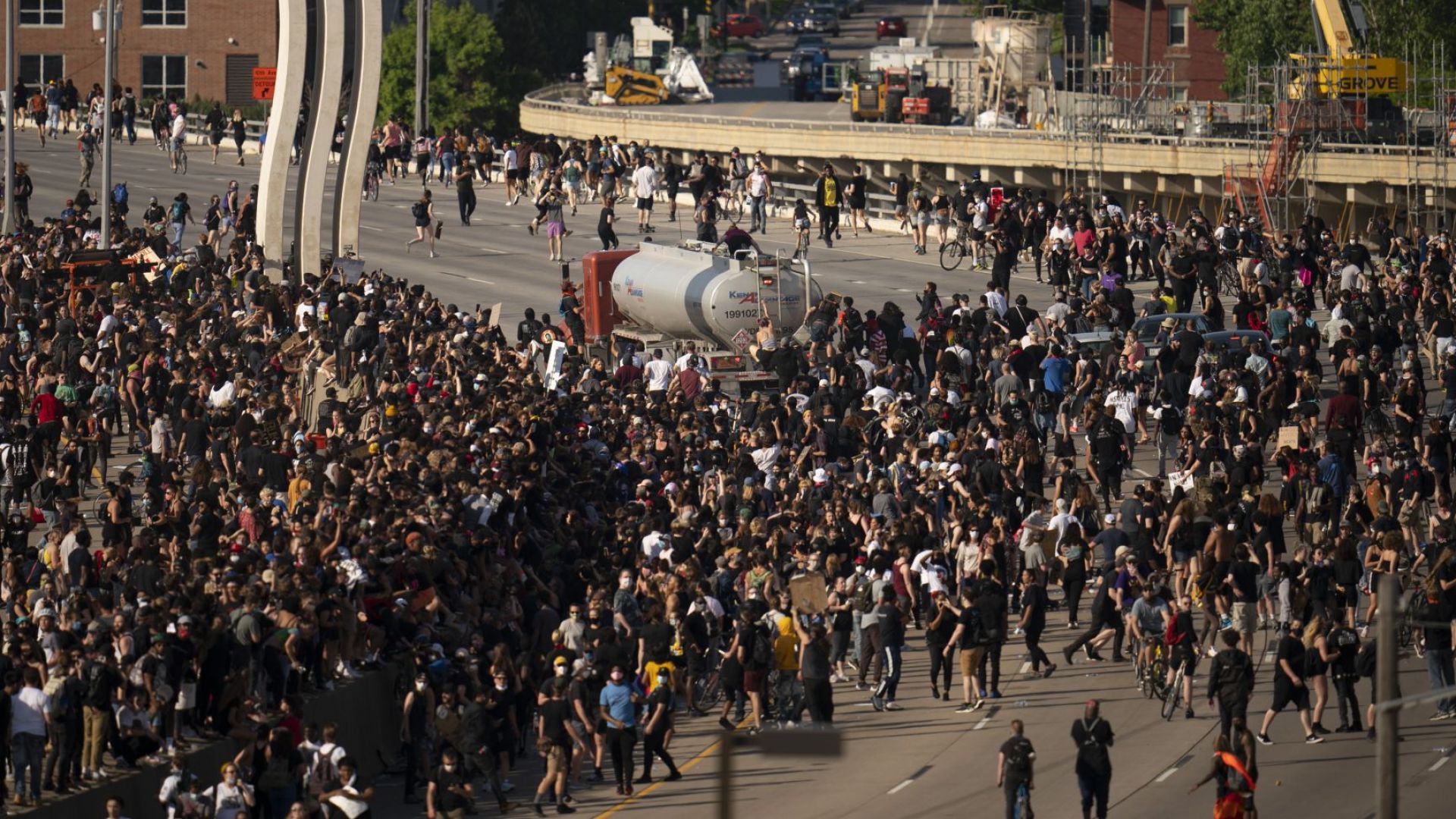 Един е загинал петима са получи огнестрелни рани в събота