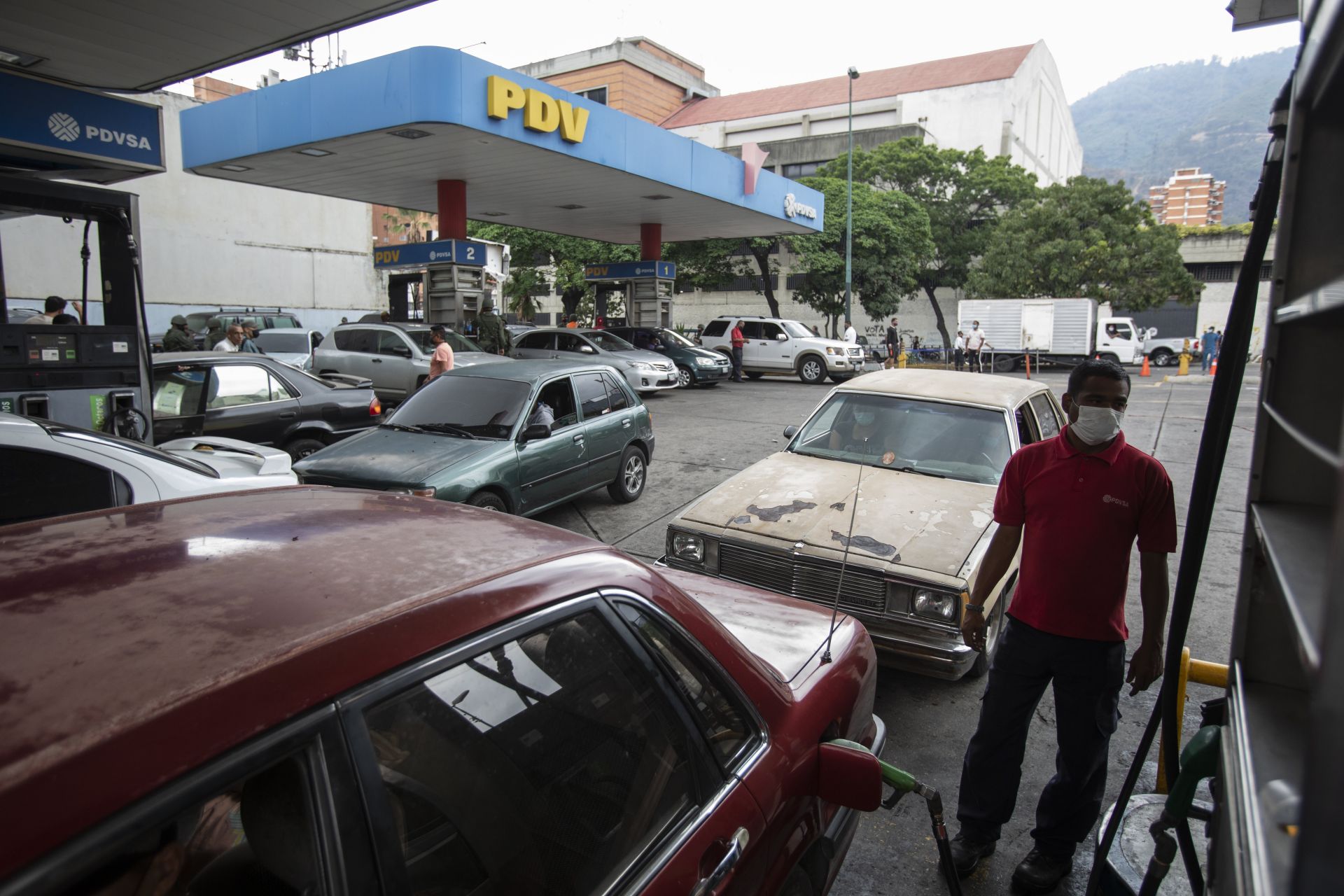 Венецуела днес едва успява да произвежда гориво в условията на икономическа криза и американски санкции