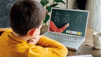 Социалното министерство купува лаптопи на ученици без компютър