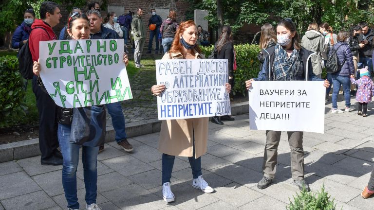 Родители на неприети деца в детските градини в София се