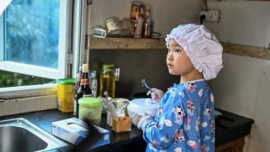 8-годишно момиче очарова интернет с готварските си способности