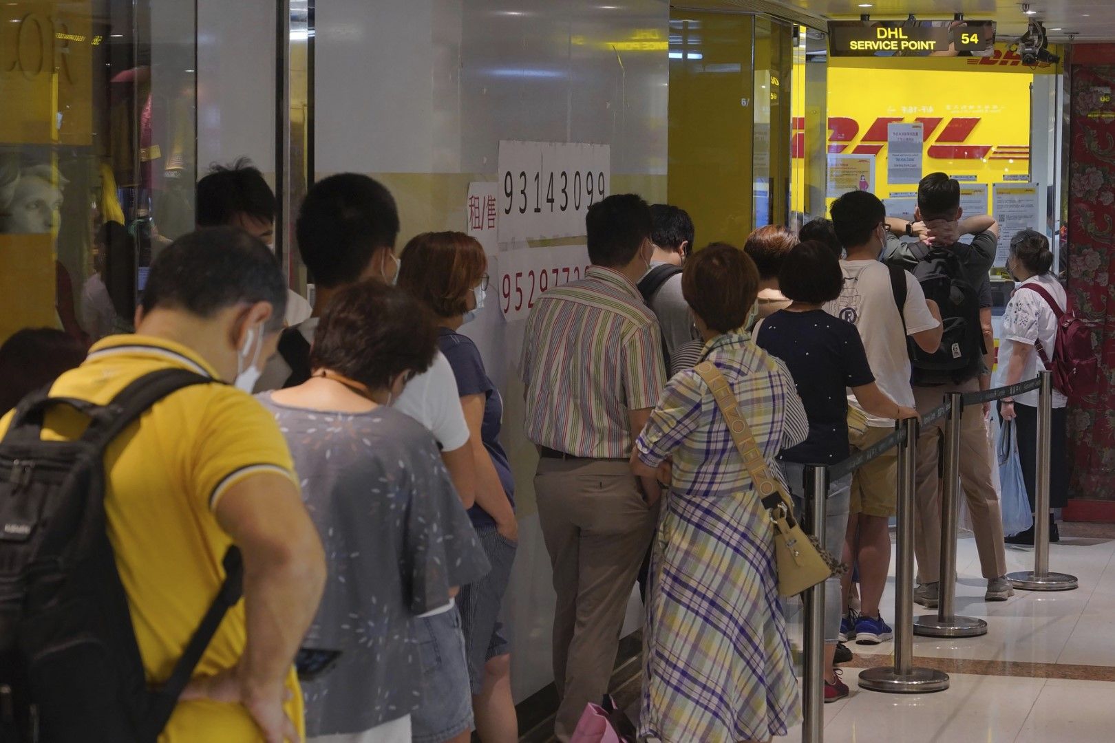 Хиляди граждани на административния район Хонконг се редят на опащки за британски паспорти
