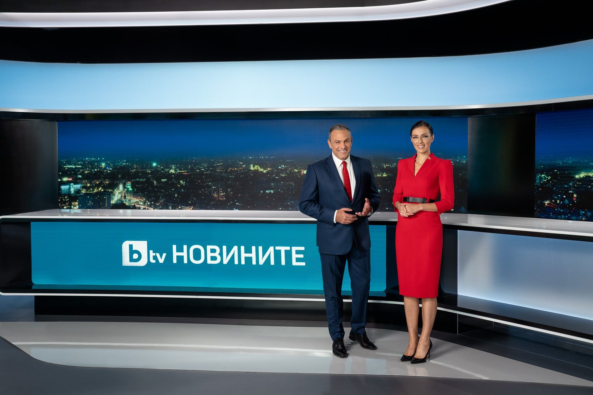 Юксел Кадриев и Виктория Петрова водят централната емисия новини на bTV 