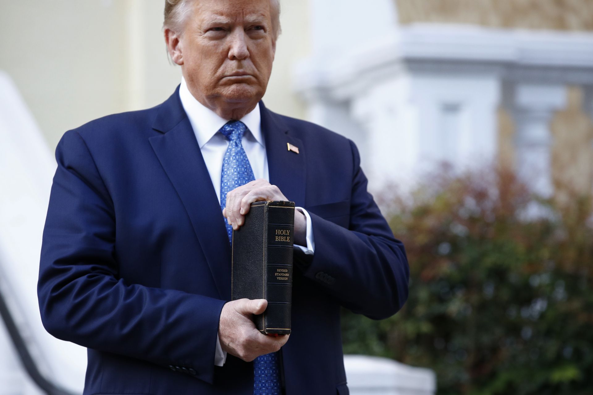 Доналд Тръмп застана пред камерите с библия в ръка