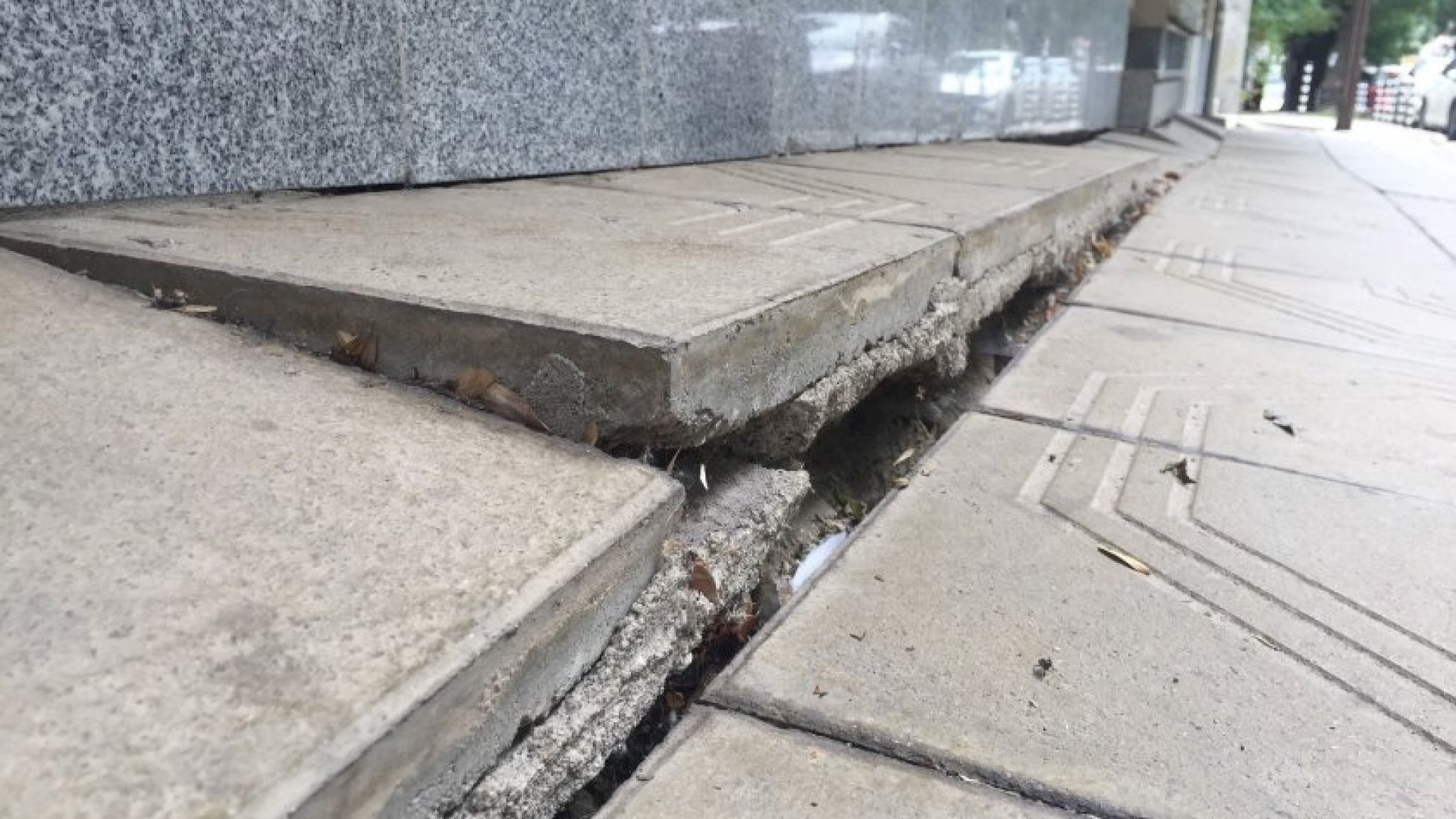 Жилищен блок в София пропада на места хлътванията са