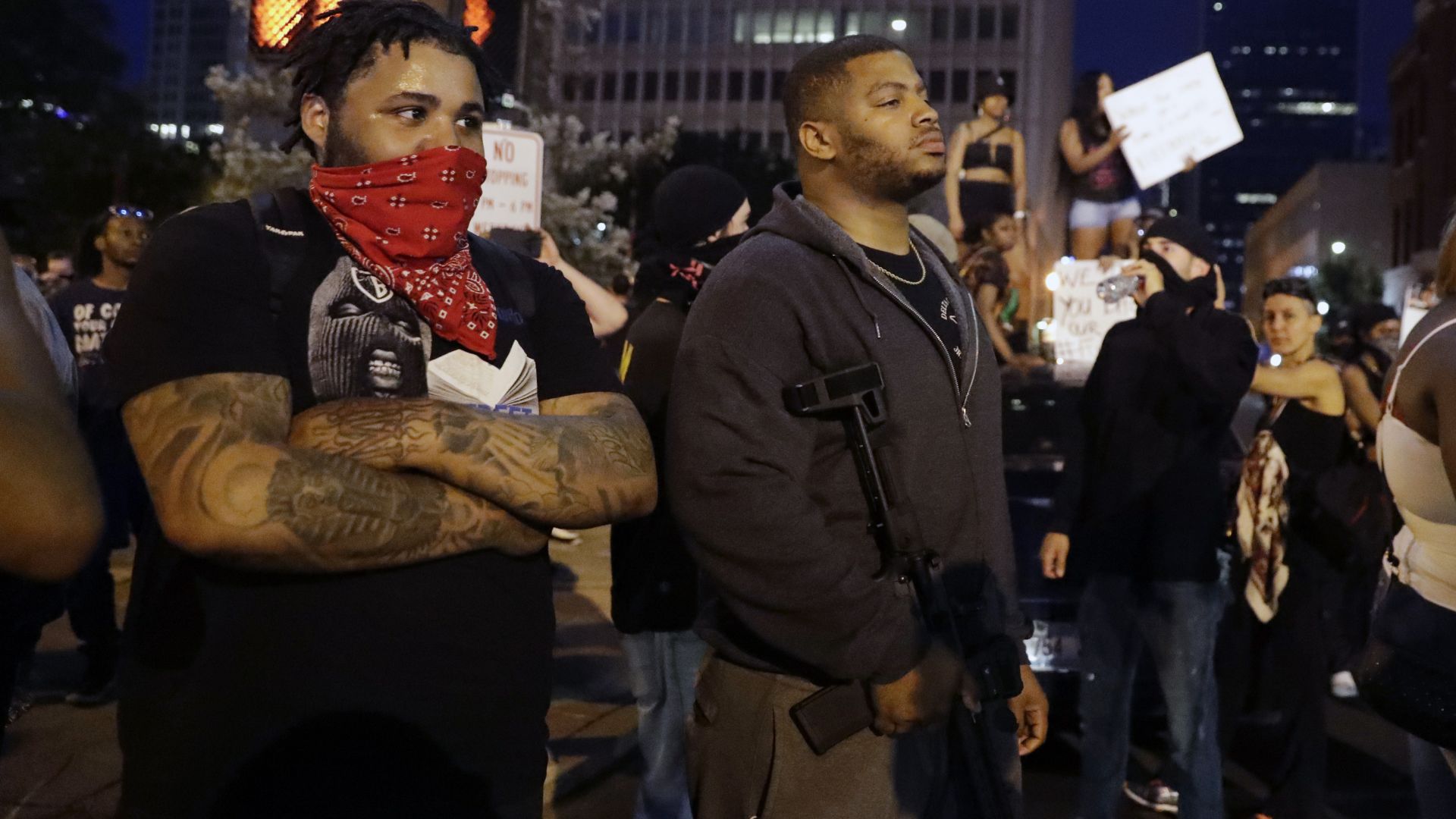 Полицията използва сълзотворен газ за да разпръсне демонстранти в центъра