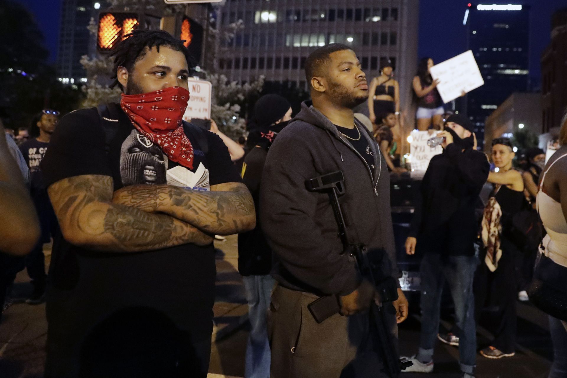 Някои чернокожи излязоха на протестите с оръжие